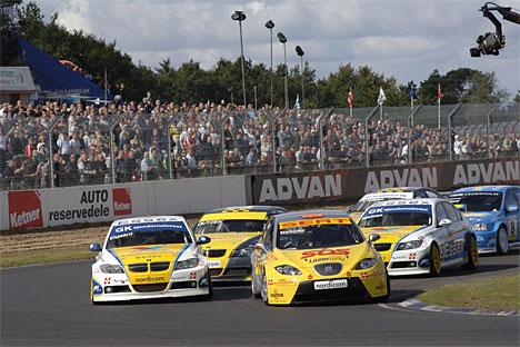 Mere end 15.000 tilskuere oplevede de spændende kampe i Danish Touringcar Championship på FDM Jyllandsringen